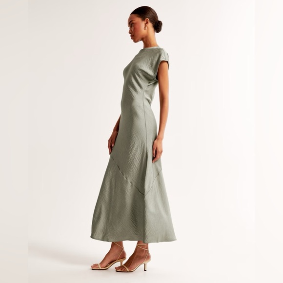 Abercrombie & Fitch Short-Sleeve Crinkle Satin Maxi Dress in Frosty Olive, NWT - Picture 3 of 9